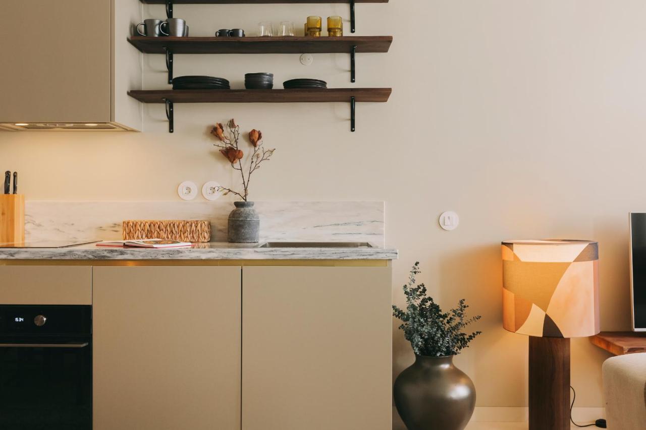 Village Aparthotel By Boa ポルト 部屋 写真 A kitchen with a lamp