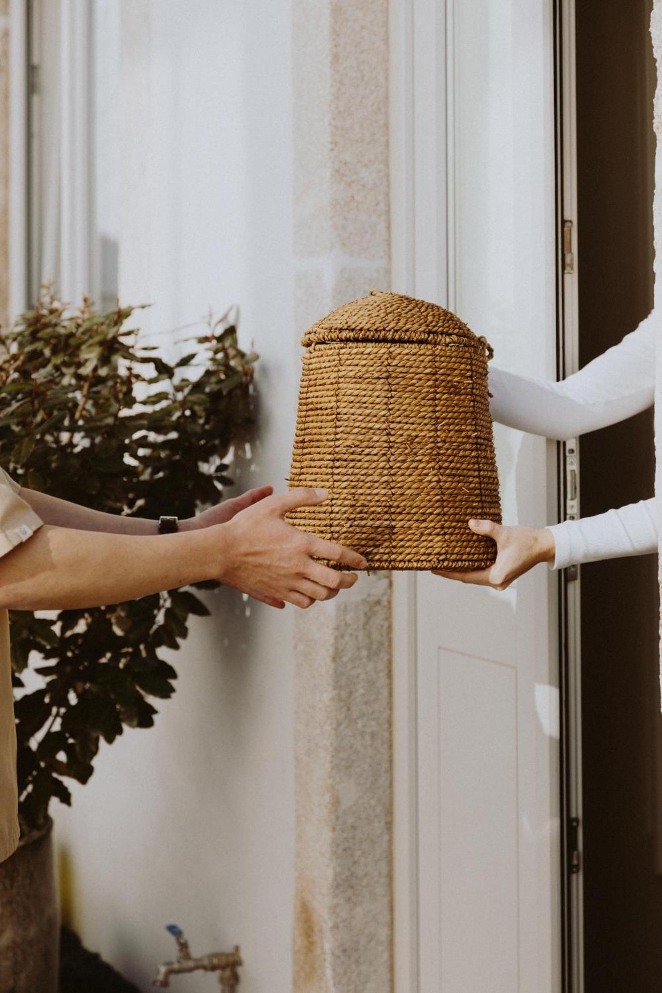 Village Aparthotel By Boa ポルト エクステリア 写真 A beekeeper delivers a package of honey to a customer