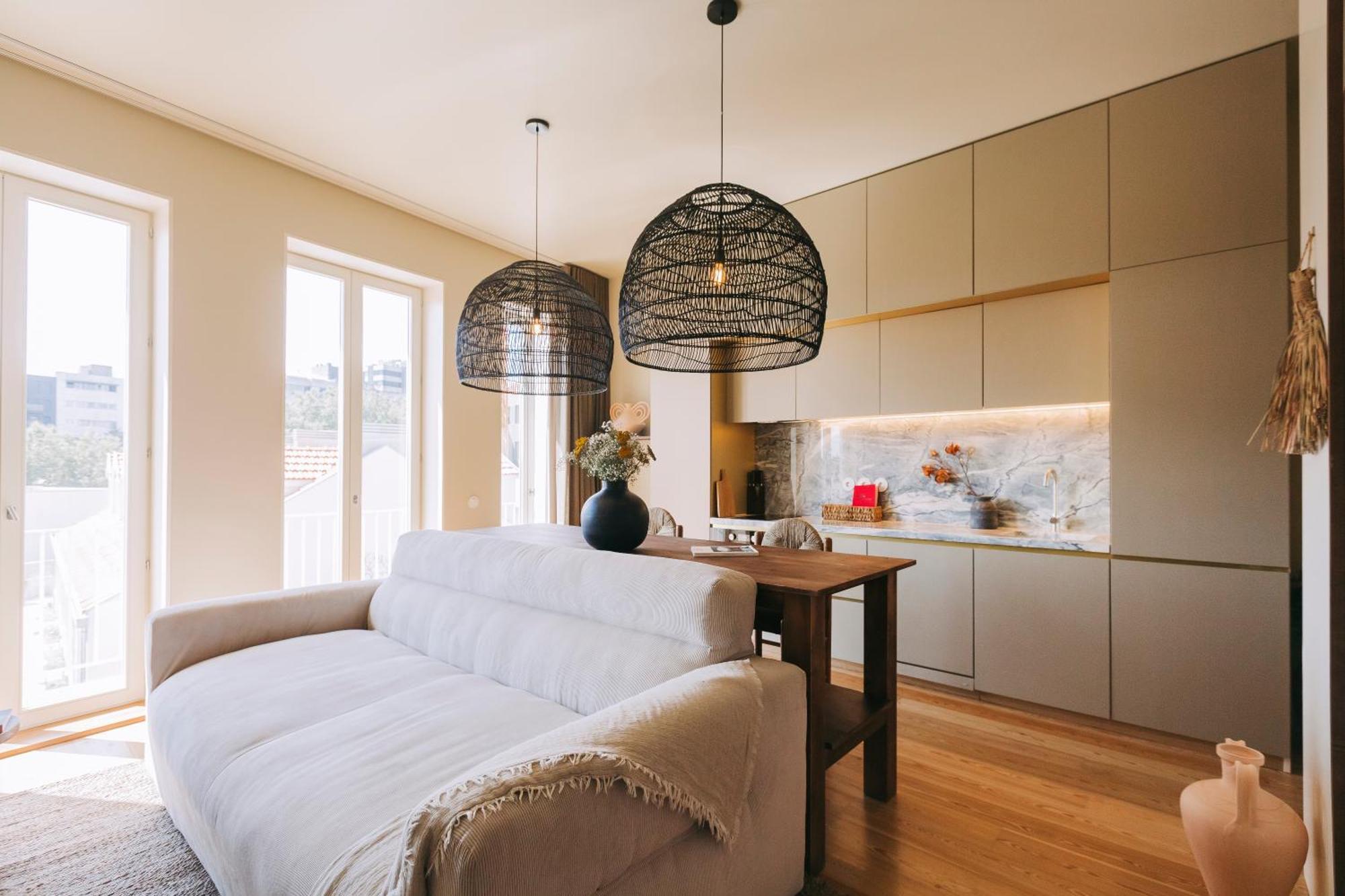 Village Aparthotel By Boa ポルト 部屋 写真 A living room with a kitchen in the background