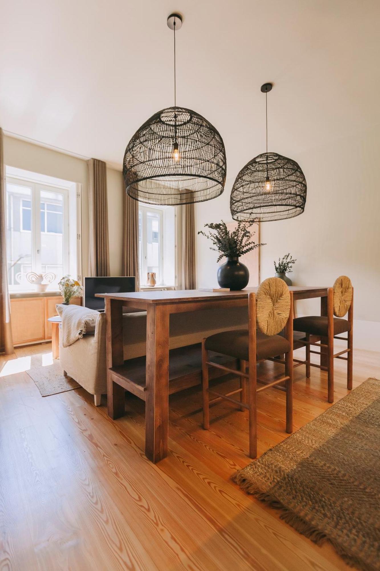 Village Aparthotel By Boa ポルト 部屋 写真 A dining room with a table and chairs
