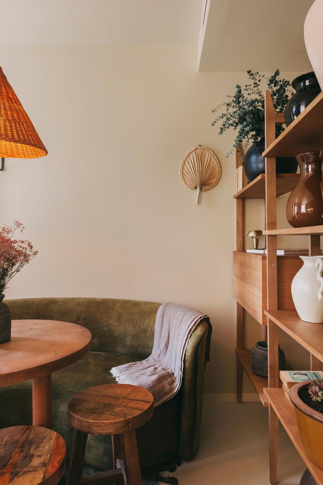 Village Aparthotel By Boa ポルト 部屋 写真 A living room with a sofa, a table, a shelf and a lamp