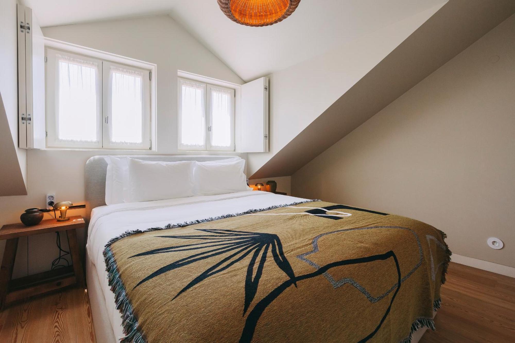 Village Aparthotel By Boa ポルト 部屋 写真 A bed with a throw