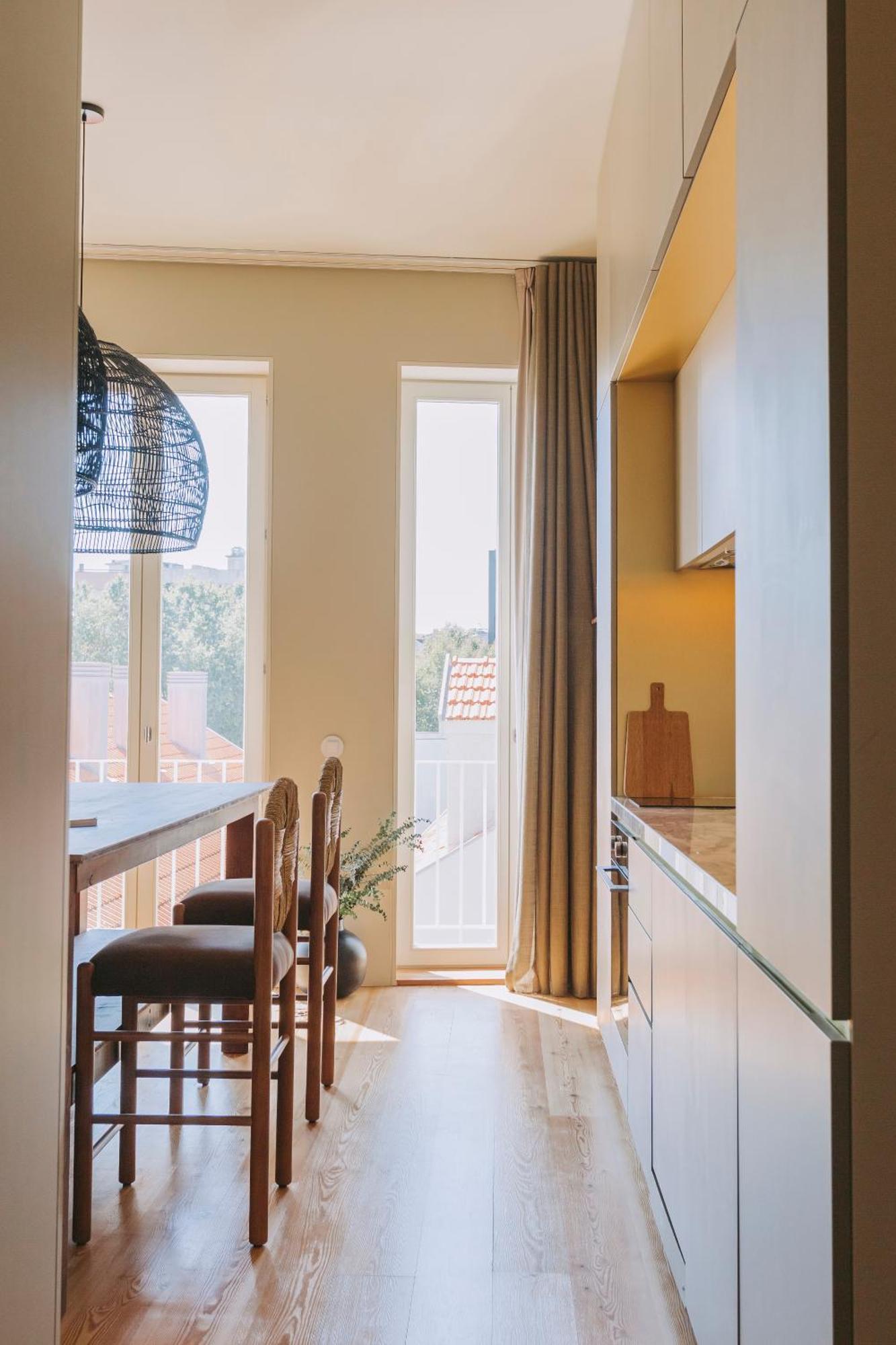 Village Aparthotel By Boa ポルト 部屋 写真 A kitchen with a window