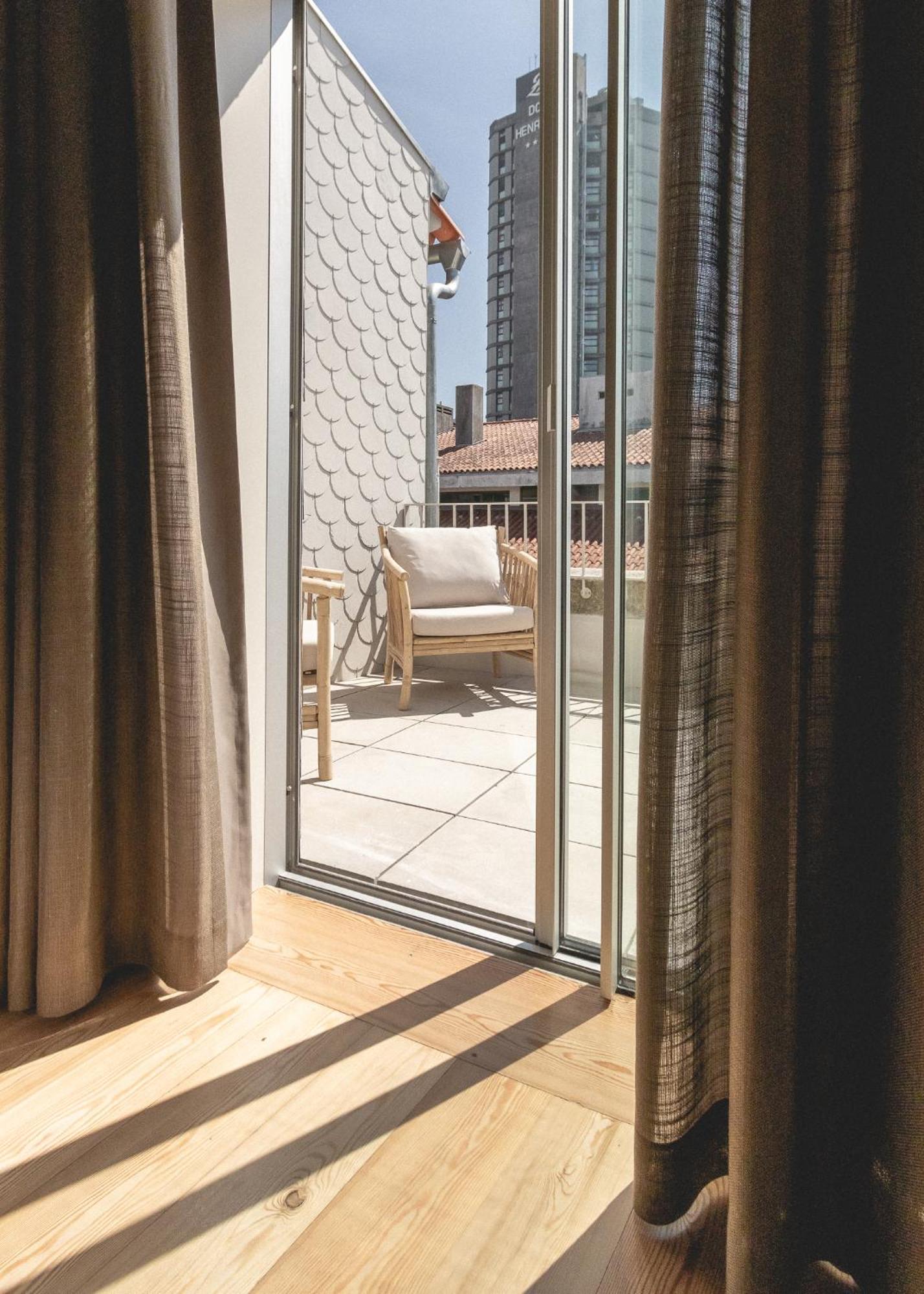 Village Aparthotel By Boa ポルト 部屋 写真 A sliding door